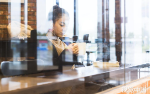 女儿在年夜饭抢了两万红包后，儿子女友掀桌逼我分家，可我真分家后，全族都骂她是搅家精