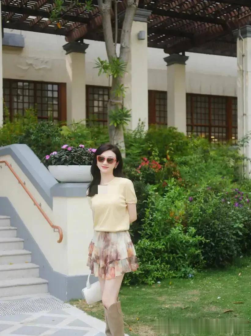 景甜私服穿搭真时髦！黄色T恤+印花短裙，减龄又高级！