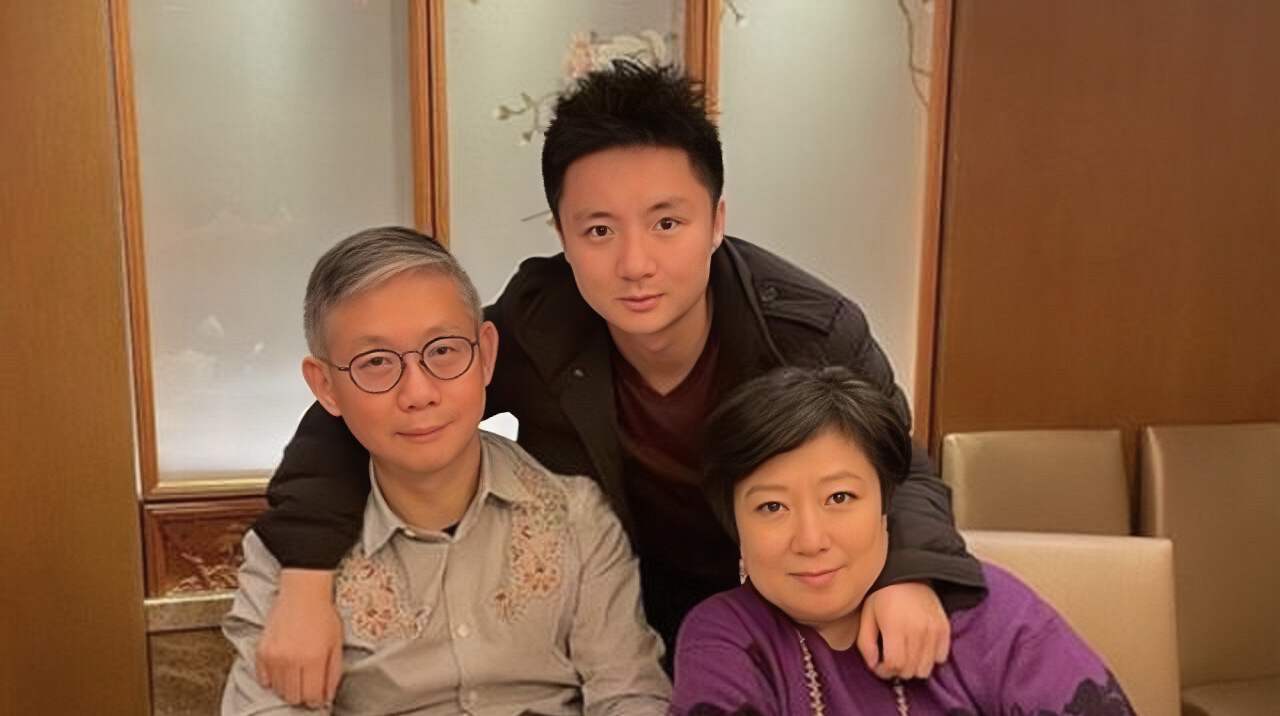 恭喜!香港知名富商宣布将结婚,在自家四层高豪宅吊威亚求婚成功