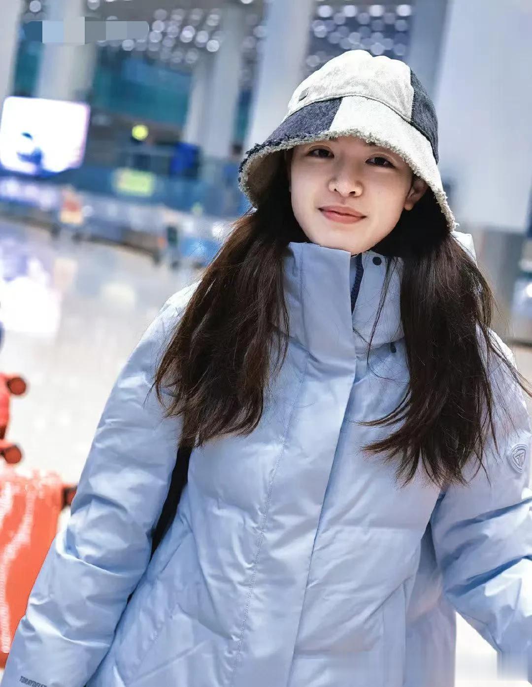 钟楚曦机场私服真时髦！长款羽绒服+牛仔裤+渔夫帽，减龄又高级！