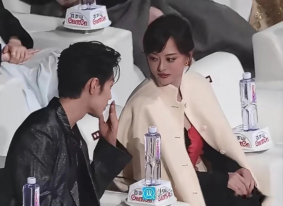 笑不活了！肖战孙俪盛典唠嗑被抓包，像极了上课开小差的我和同桌