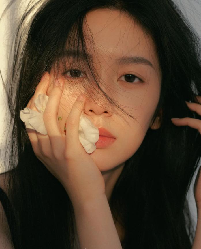 她是被李冰冰力捧的和颂太子女 凭恶女出道骨相超绝，被称最美95花