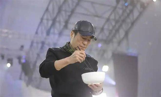 76岁张艺谋独自挖野菜上热搜