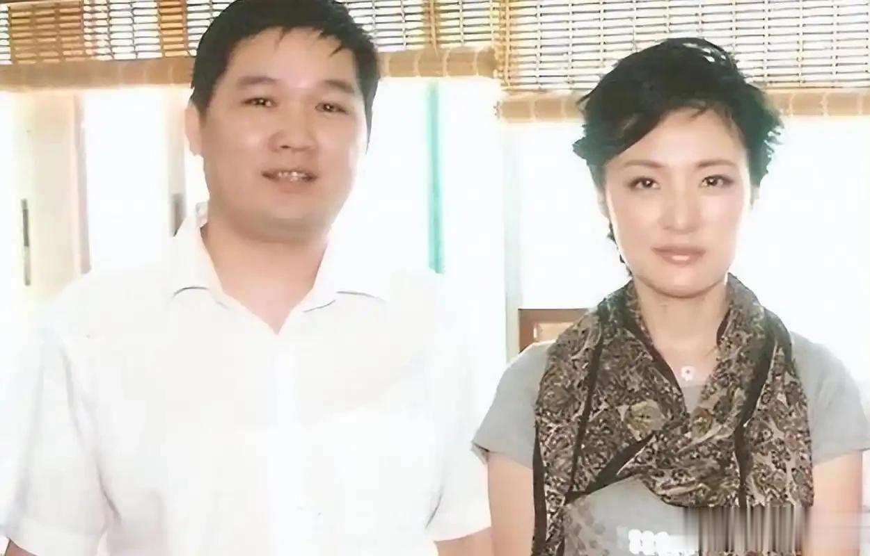 她是“央视一姐”，结婚12年选择离婚，坦言：婚姻给我的尽是痛苦
