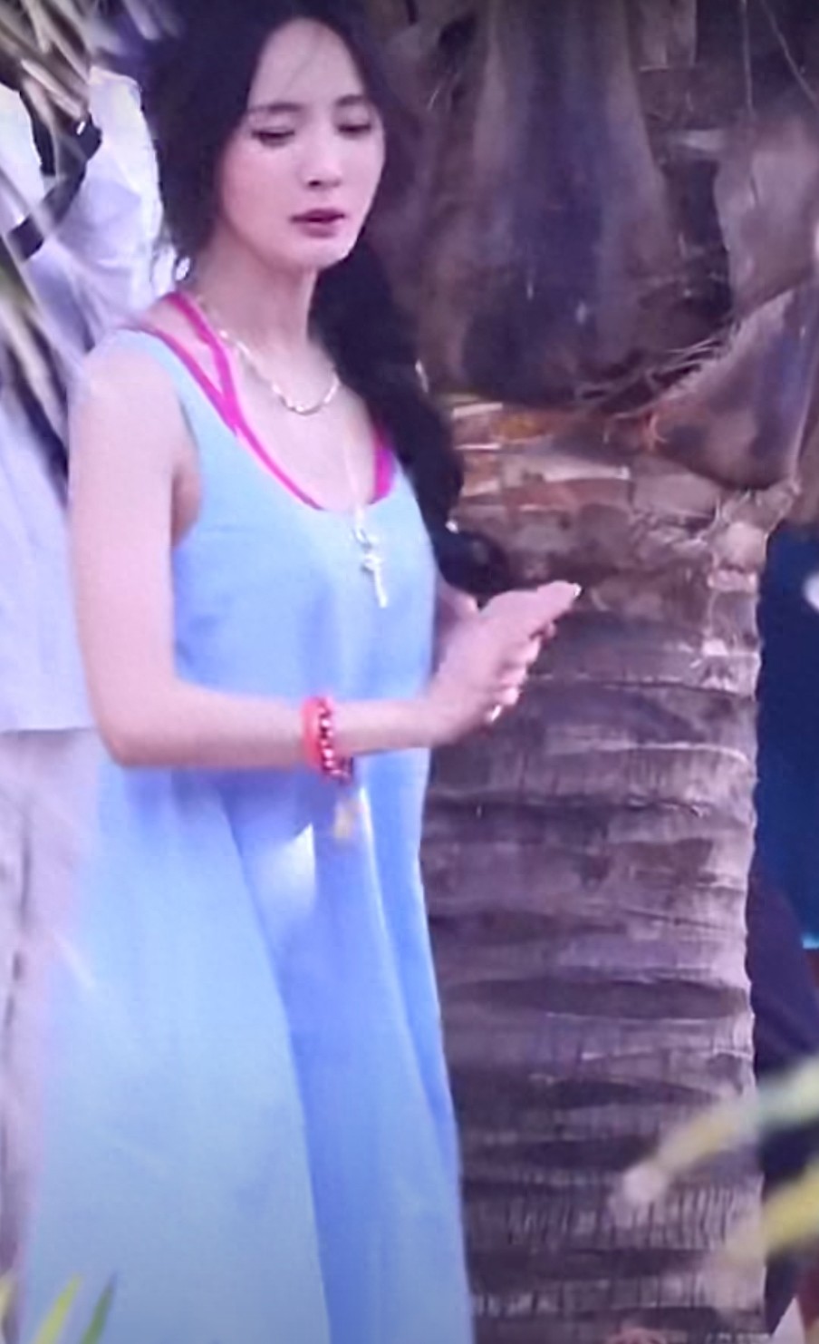 杨幂《末路狂花》海南路透，杨幂身穿一袭浅蓝色吊带裙，清丽脱俗