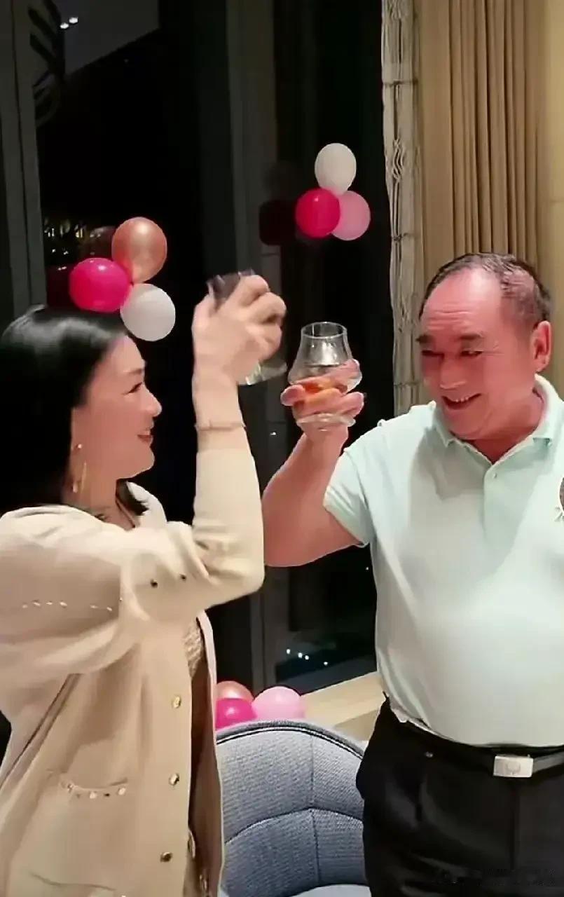 钟丽缇回山东婆家与张伦硕爸爸干杯畅饮，相处亲密欢乐多。 ???