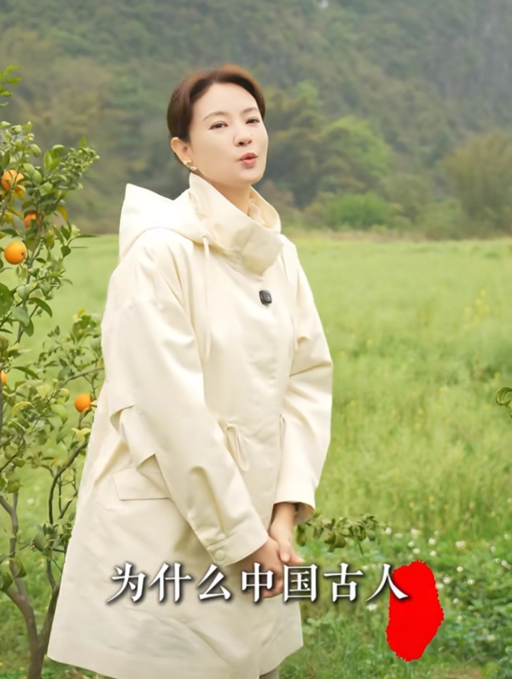 刘芳菲阳朔感慨古人寄情山水，米白风衣配低马尾温婉知性气质动人