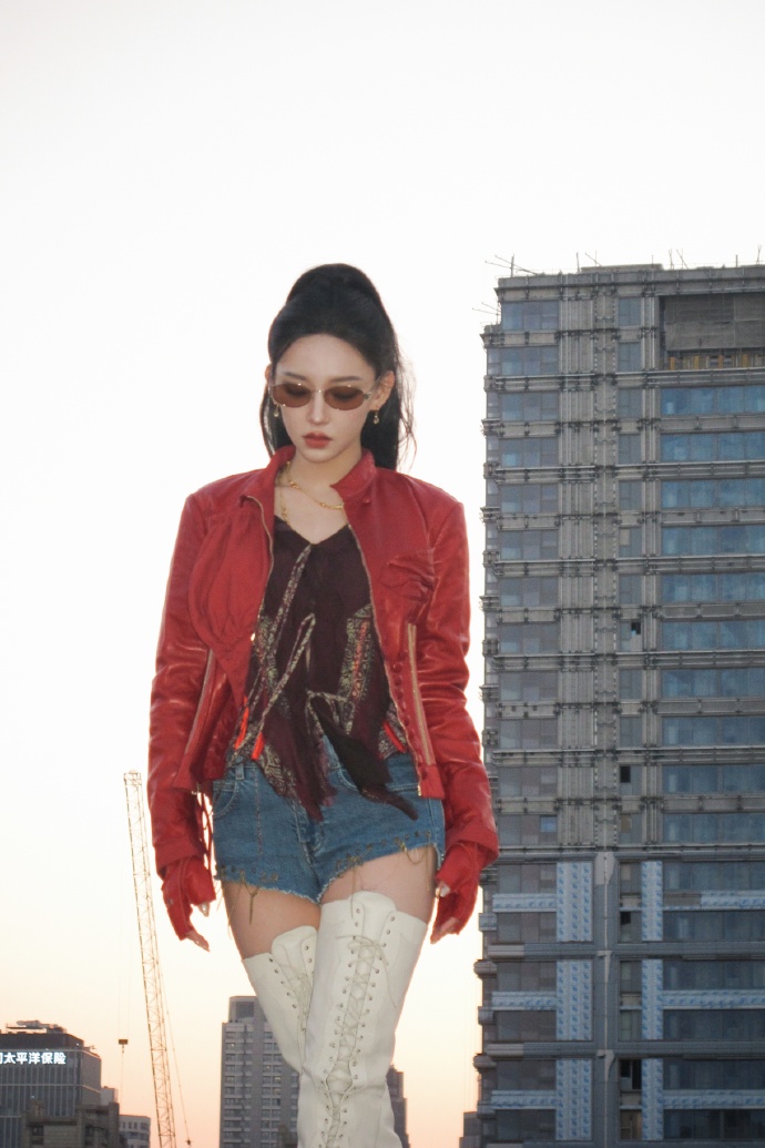 程潇穿着牛仔短裤脚踩白色长筒靴,直接给我看迷糊了,太霸气了