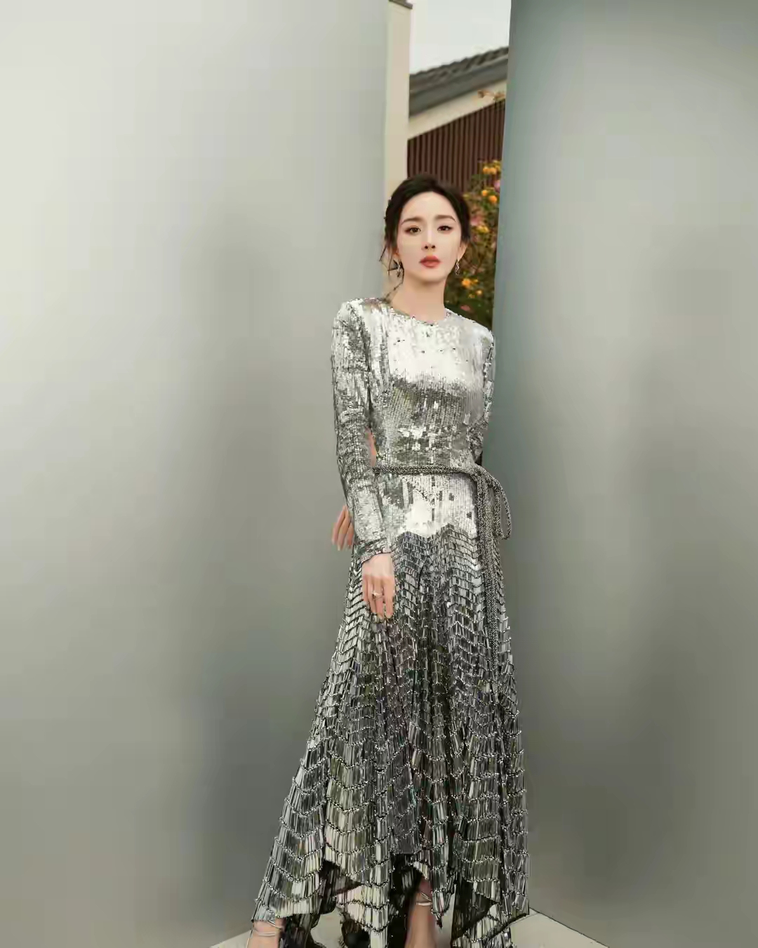 杨幂露背礼服，这腰线真是绝了