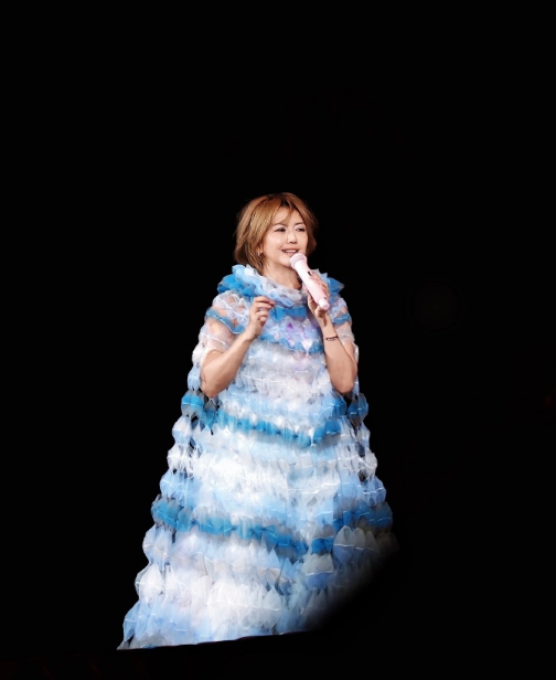 孙燕姿演唱会造型翻车,造型师审美遭群嘲,满脸发福状态堪忧