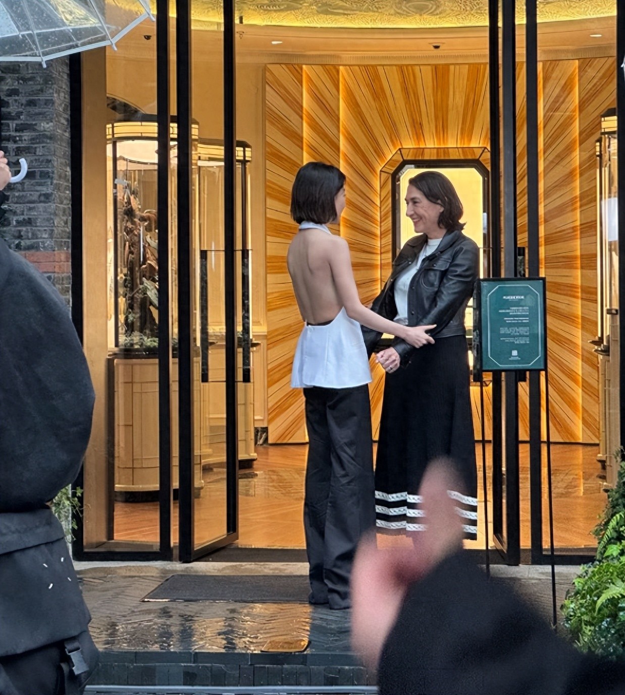 周冬雨在上海被偶遇，打扮时尚，身材普通，下雨天露背装不冷吗？