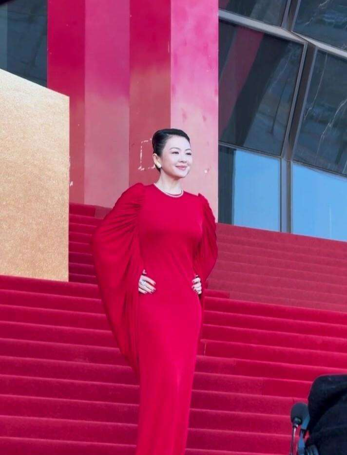 章子怡从被疑医美到真相曝光，一袭红裙压轴亮相，女王气场开启