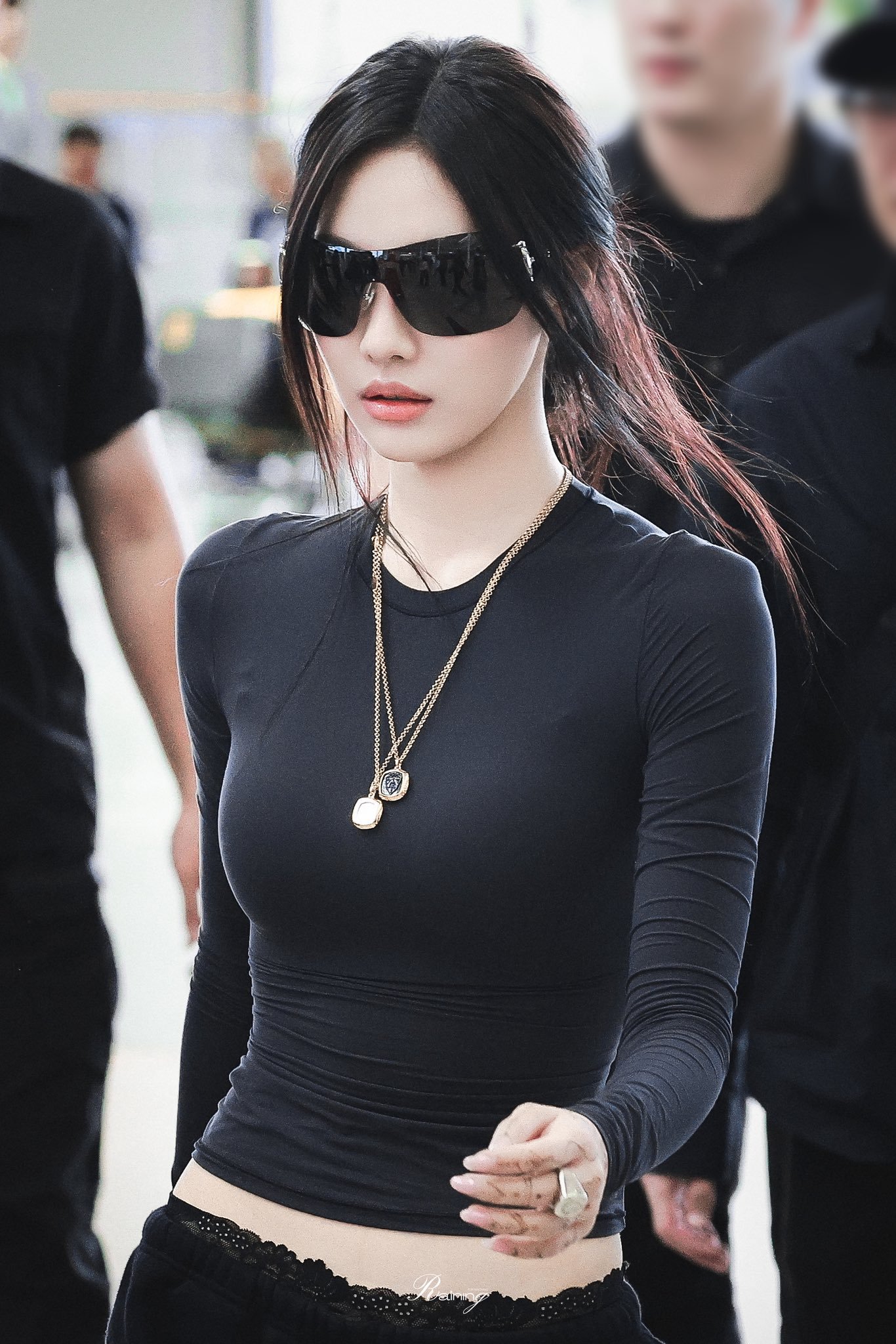 宁艺卓 这一身又酷又显身材 太火辣了！不过手上的纹身有点不习惯