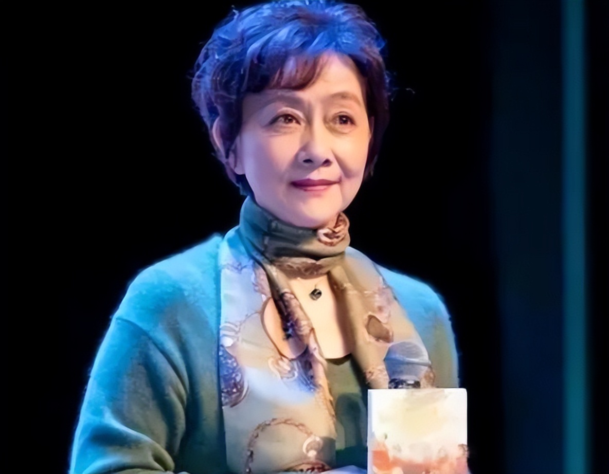 如今隐居上海的黄梅莹，和儿子彻底划清界限后，75岁越活越潇洒