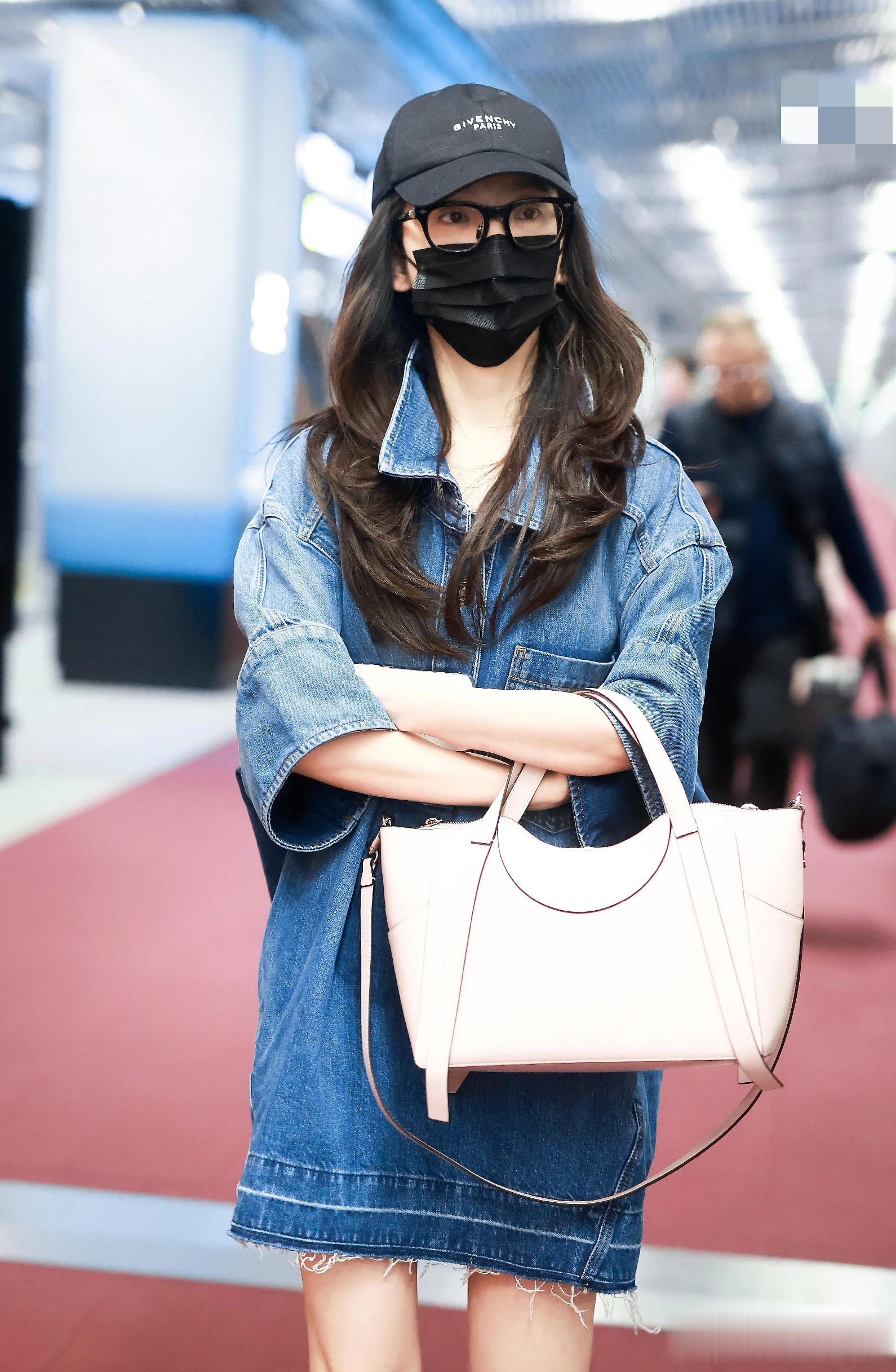 章若楠出发巴黎时装周，宽松的上衣搭配波浪发，大长腿又白又嫩