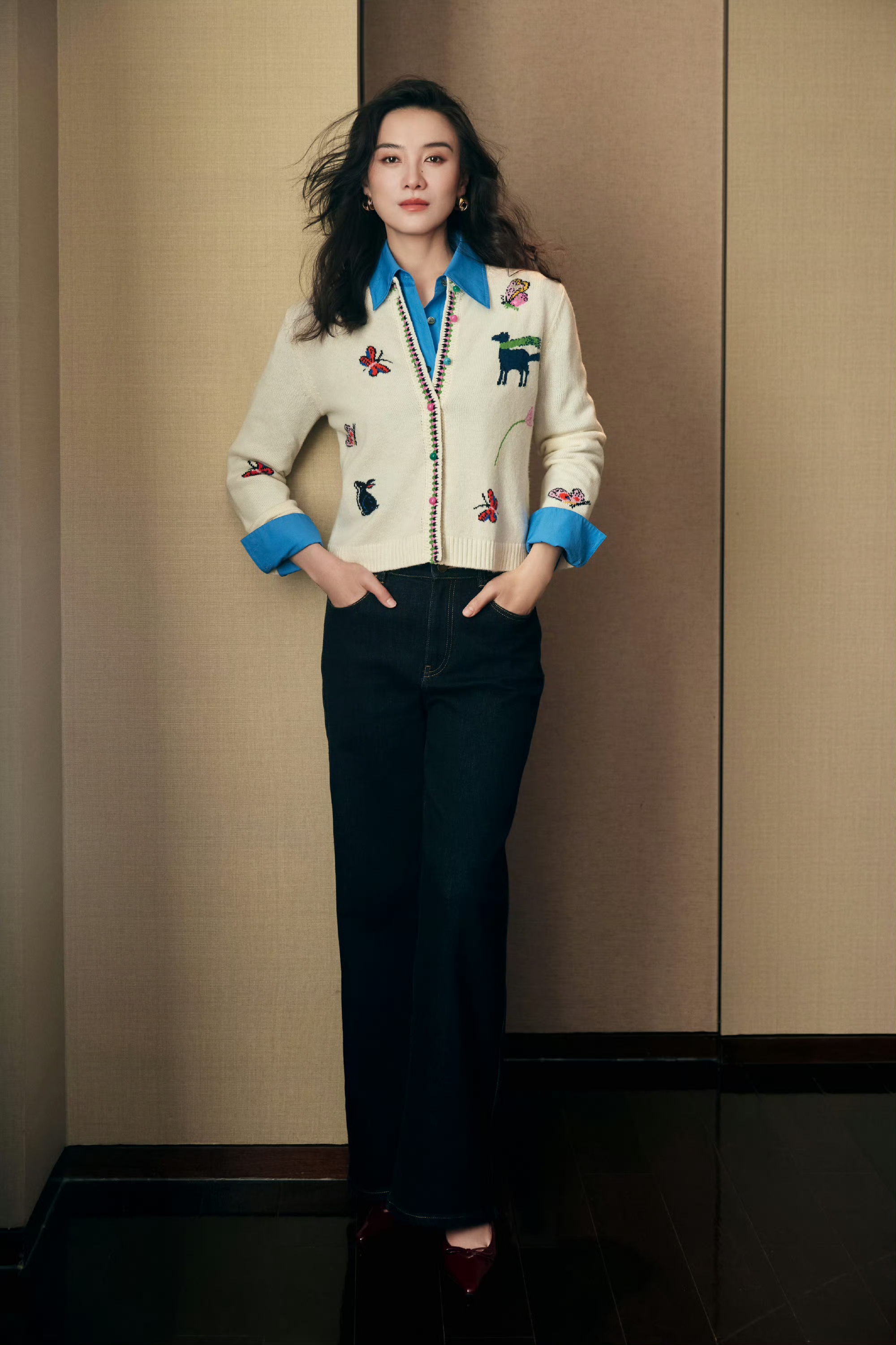 宋佳穿搭反差感：裙装冷艳疏离，裤装率性松弛