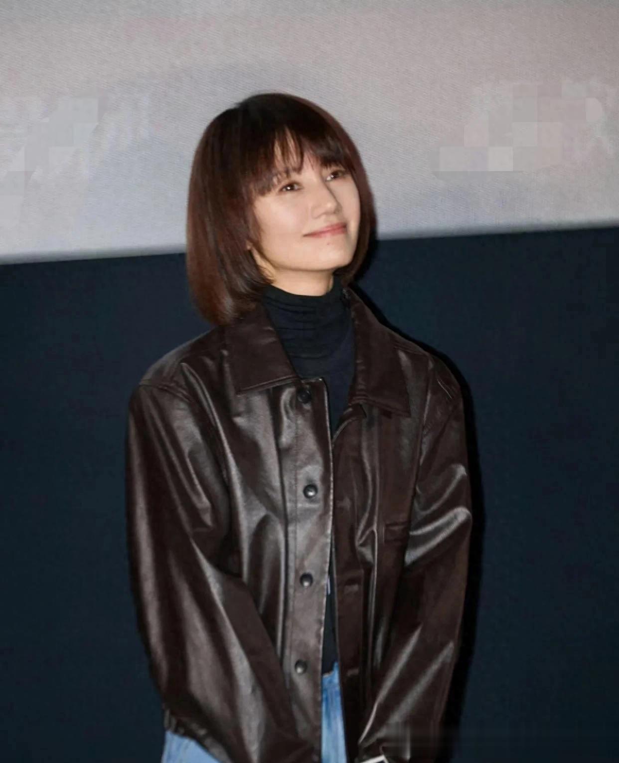 47岁袁泉的中年穿搭真时髦！棕色皮衣+牛仔裤，减龄洋气又高级！