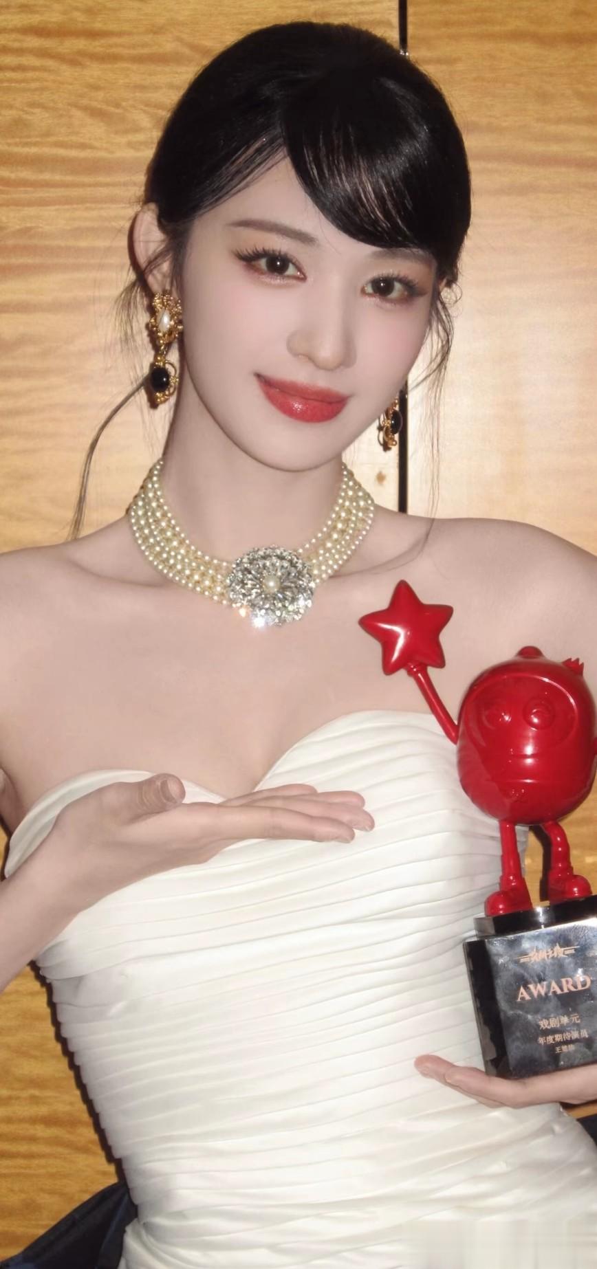 王楚然春晚造型太美了，穿红裙明艳大气，状态好的像18岁!