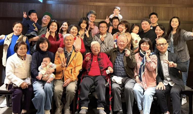 Selina任家萱一家25口给外婆庆生，男友儿子都露脸，阵仗真大啊