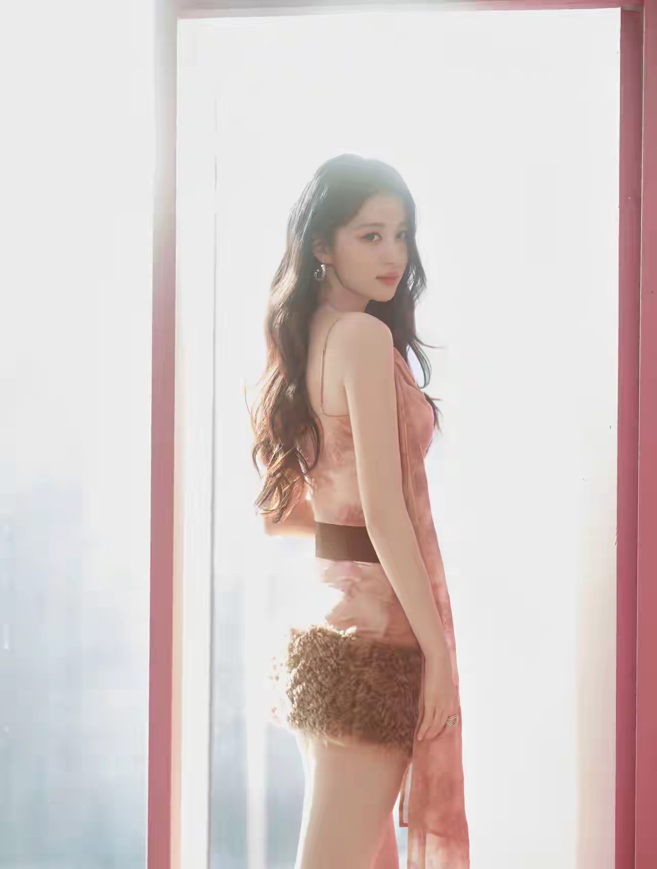 王楚然的大长腿 最新造型 裙子太短了吧????