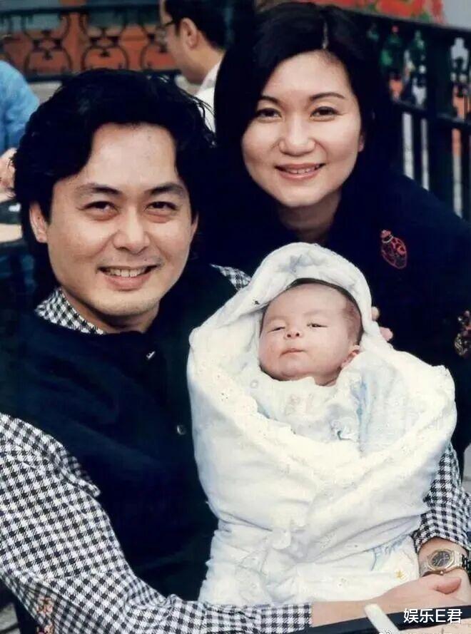 乐易玲儿子举办画展，TVB艺人集体捧场合影留念，网友：权力变现