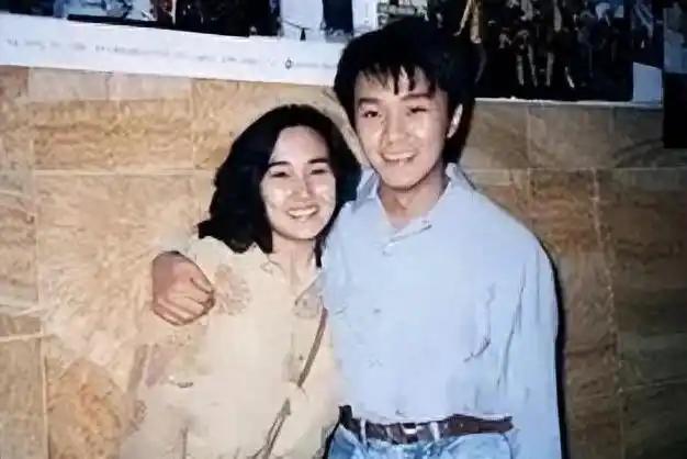 她16岁收到了豪车，嫁圈外丈夫生两女儿，如今退圈了
