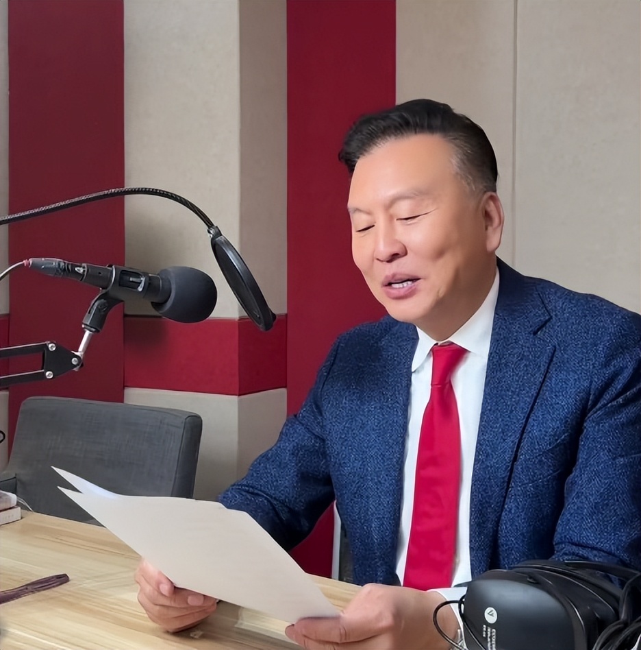 65岁费翔还是崩溃了，独居英国 吃速冻饺子，给不婚不育的人提了醒