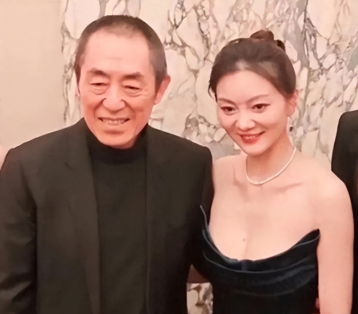 陈婷都惊了！七旬张艺谋再破天花板，竟给老夫少妻上了最狠一课！