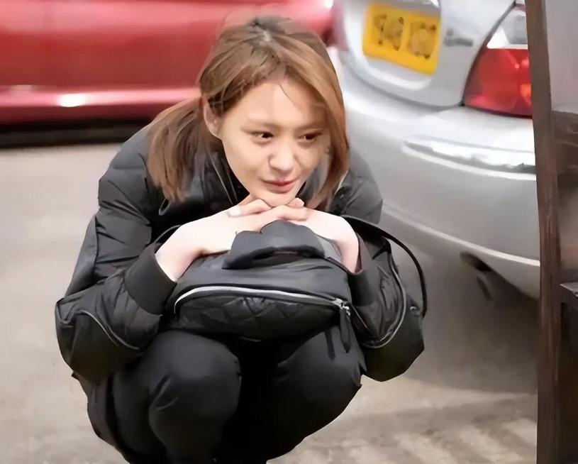 35岁郑爽近照！形象管理失败，彻底成了素人，在美日子舒坦了