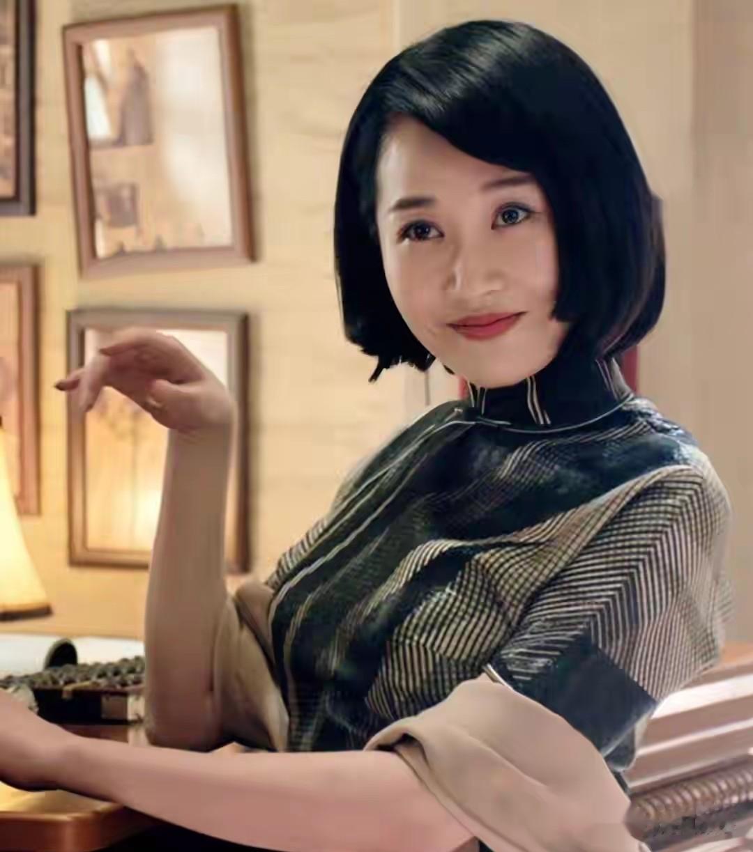 57岁许晴穿拖鞋在草地疯跑，身形像少女，这状态哪像年近六十？