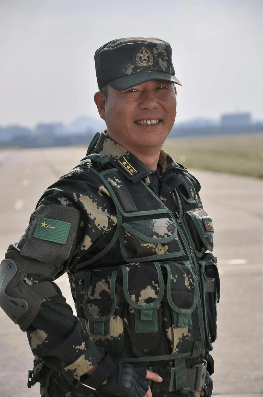 娶小27岁央视美女，快60岁才当爹，如今他衰老明显，娇妻貌美如花