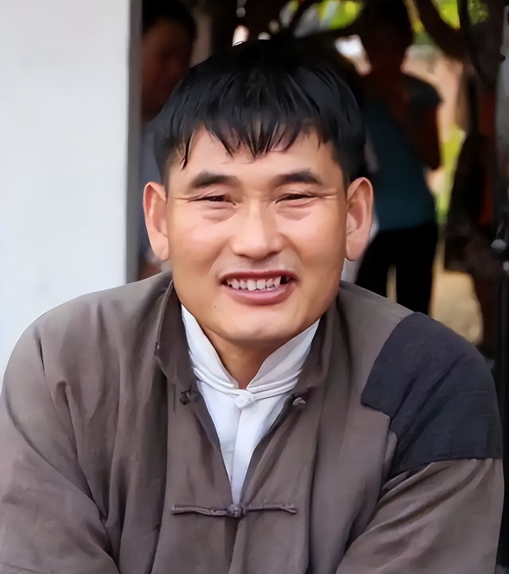 纳税破亿？跳楼身亡？出轨儿媳？“大衣哥”朱之文身上谣言太离谱