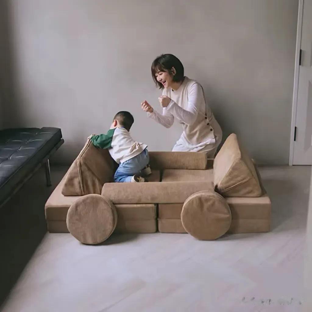 45岁任家萱胖到160斤，穿百褶裙腿部疤痕明显，2岁腰果身高超1米