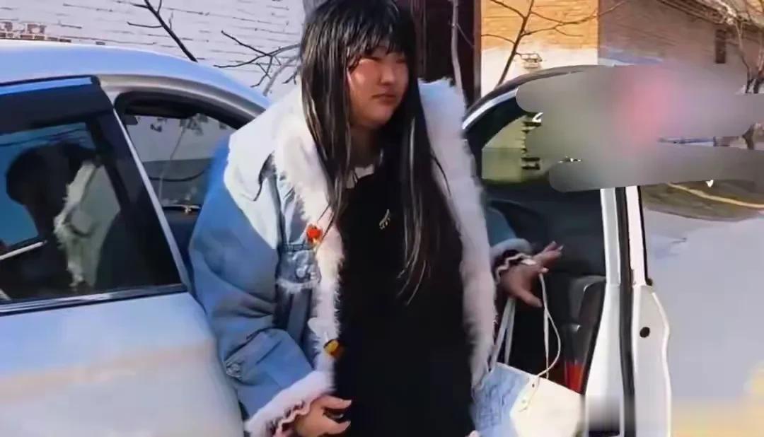 大衣哥女儿女婿初二回门,大衣嫂含泪相迎,朱雪梅邋遢造型被吐槽