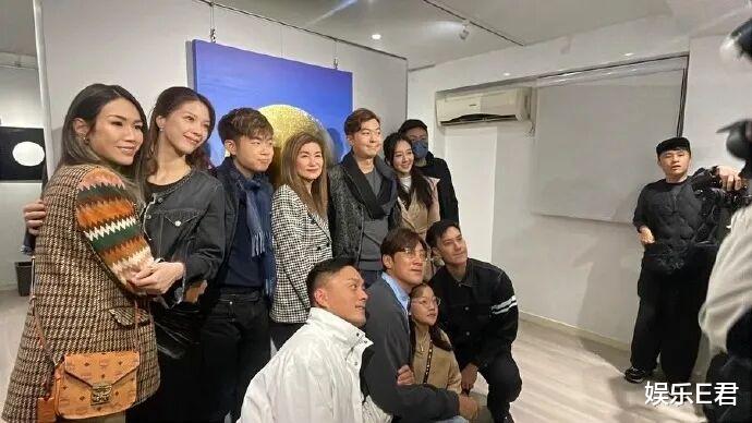 乐易玲儿子举办画展，TVB艺人集体捧场合影留念，网友：权力变现