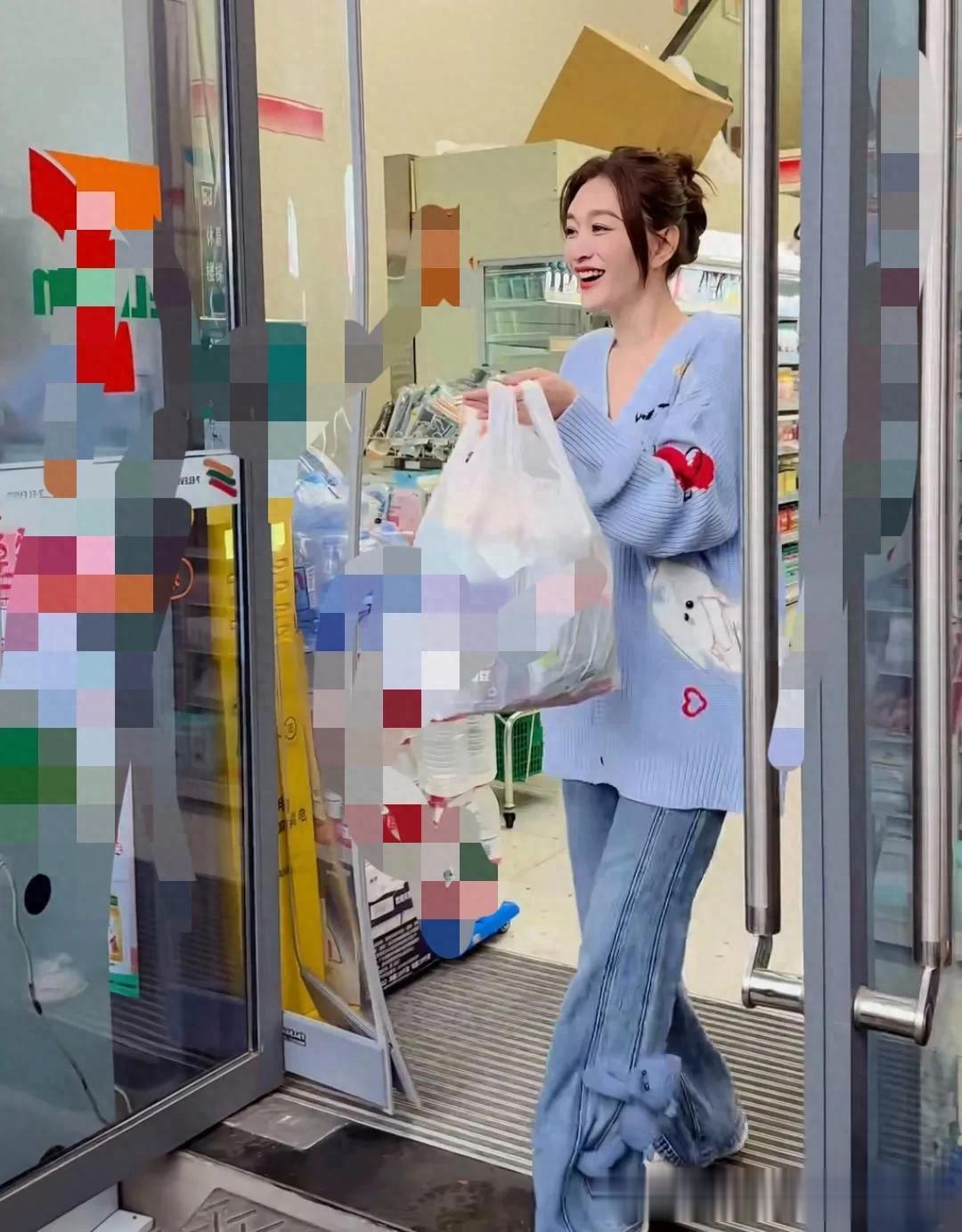 50岁李小冉在湖南长沙一家便利店，现实中真人太美了，皮肤非常白