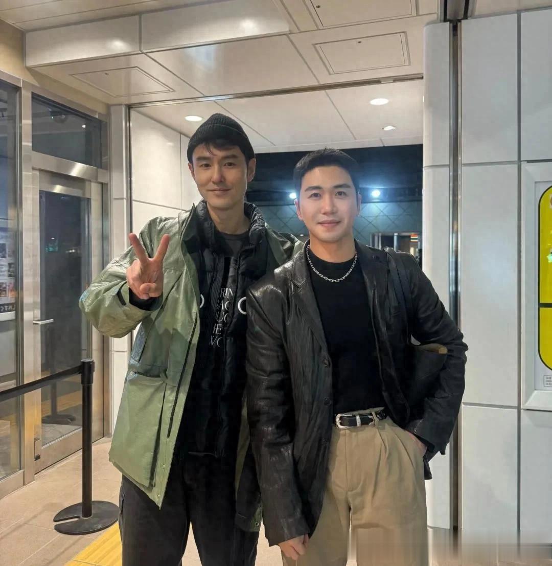 42岁阮经天在日本滑雪被偶遇，身材高挑看起来很帅气，少年感满满