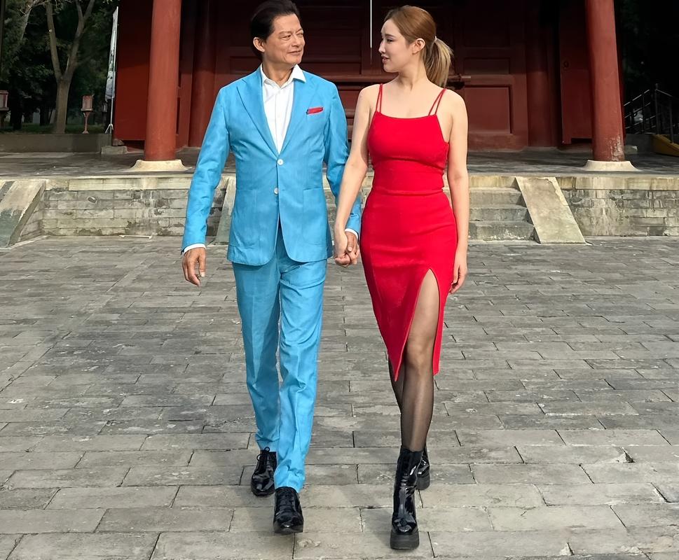她是央视认证的大歌唱家，嫁大31岁二婚老头，如今周游世界很幸福