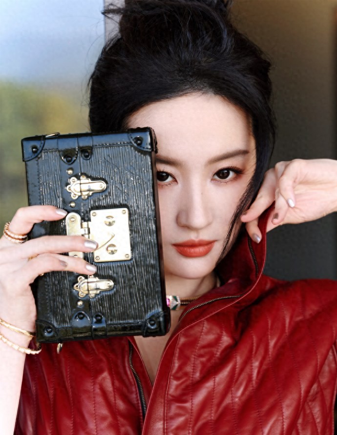 刘亦菲出席路易威登活动,精致玉腿穿短款皮靴,美呆了