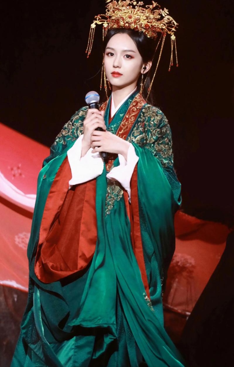 周也和家人西班牙吃火锅被偶遇，一家四口都是高颜值，画面很温馨