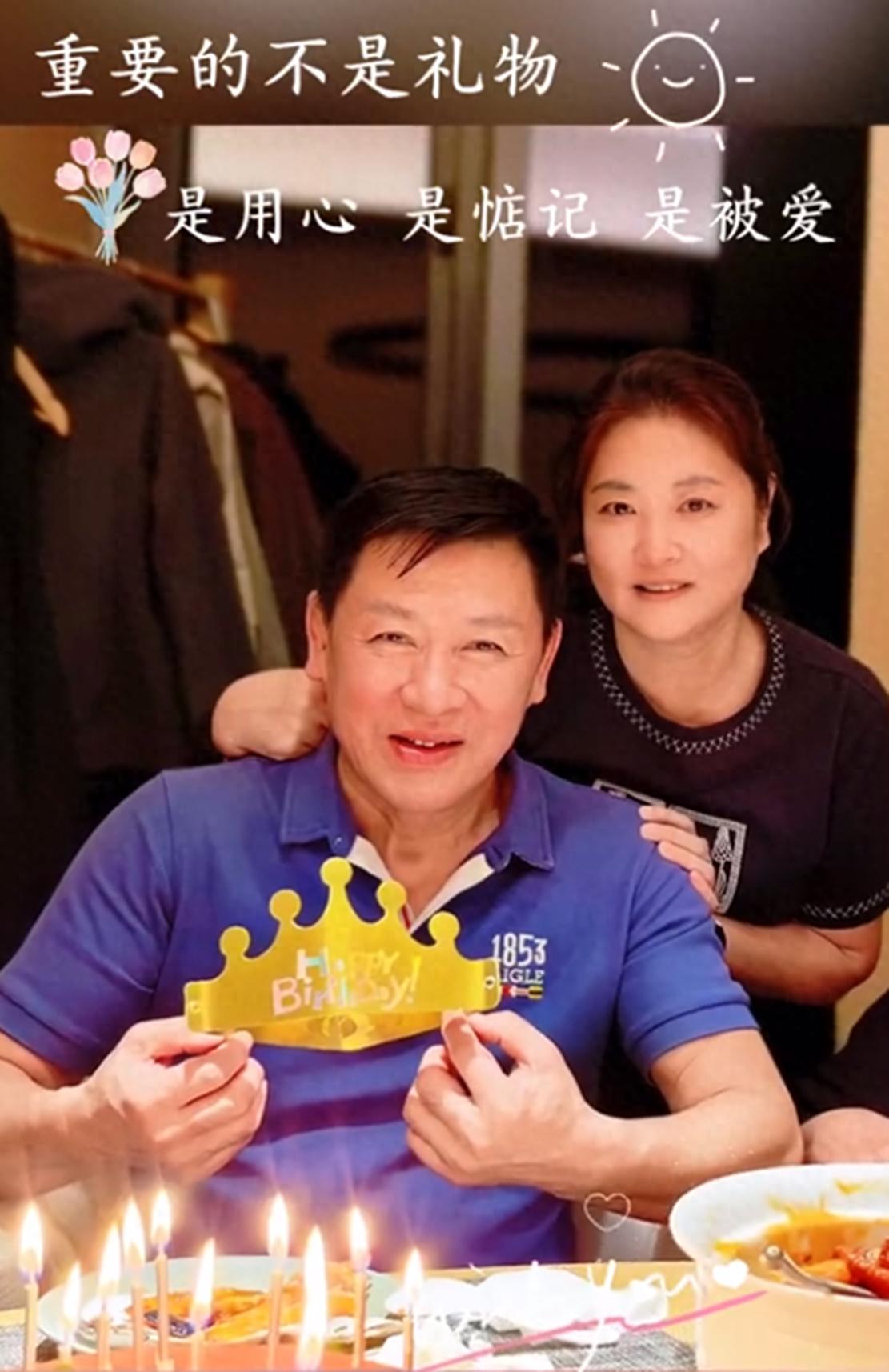 63岁胡亚捷与妻子汤静同框庆生，结婚34年仍甜蜜如初，惹何音羡慕