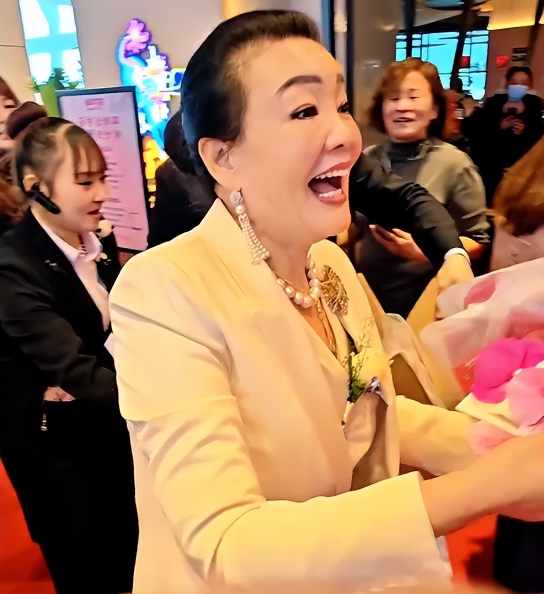 S妈喊话汪家不到24小时，张兰连发三文“反击”，大S遗愿难了