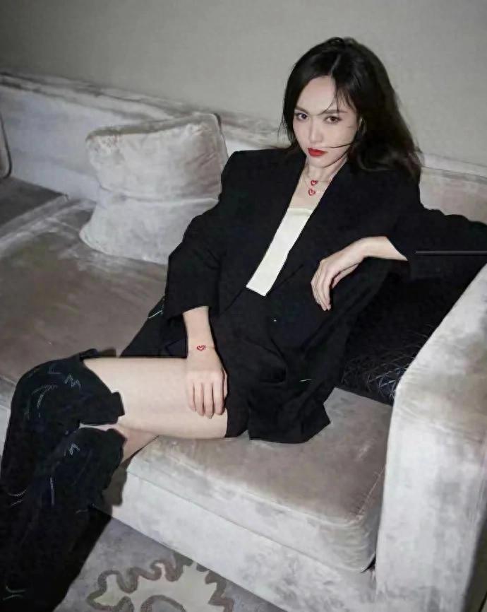 唐嫣这套“甜酷反差感”穿搭,把职场与性感玩明白了。 ???