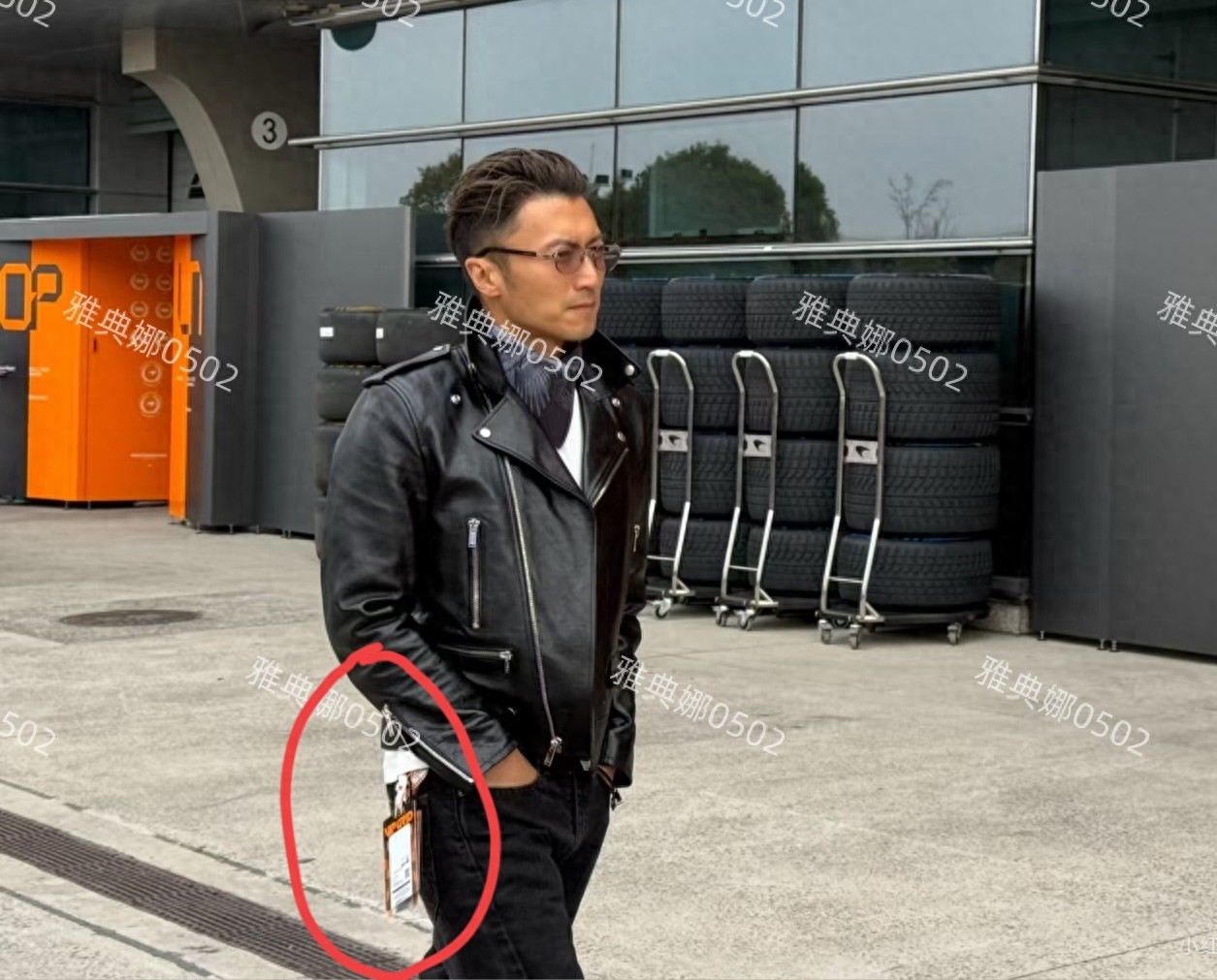 原来谢霆锋穿衣服也不摘吊牌，他真的好酷好帅要是再高点就完美了