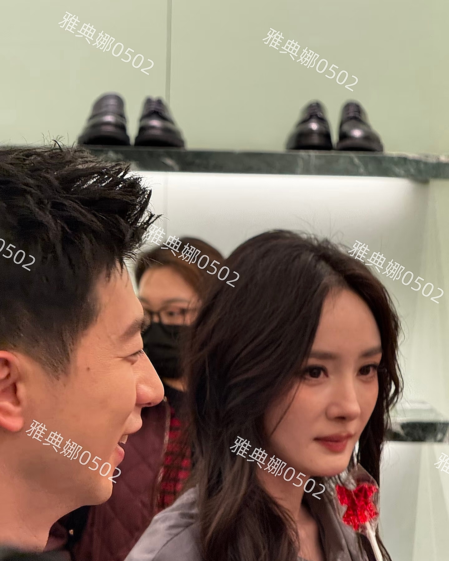 杨幂真人虽然漂亮灵动，但她嘟嘴时法令纹和下巴上的皱纹十分明显