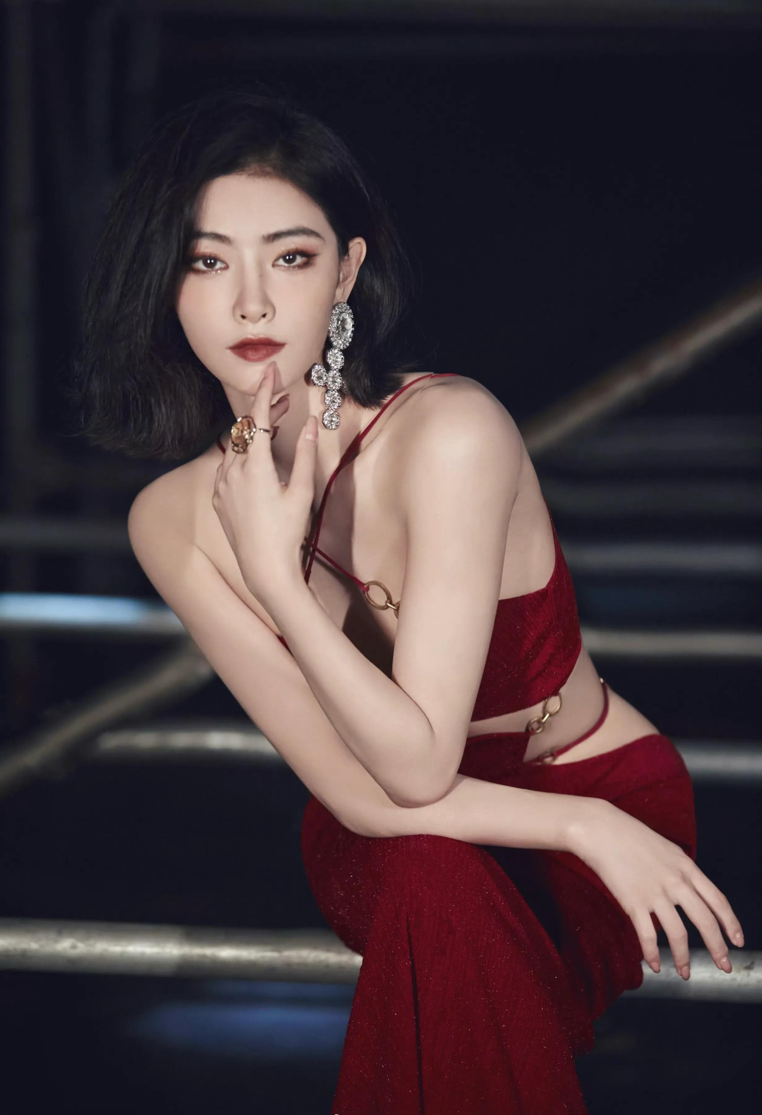 许佳琪，红色吊带裙，性感妖娆