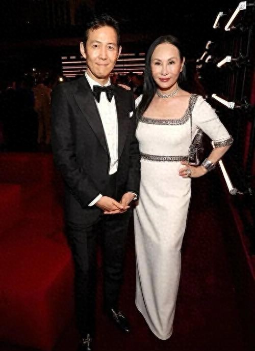 浅绿长裙穿在57岁身上，媒体吵着说她像少女。