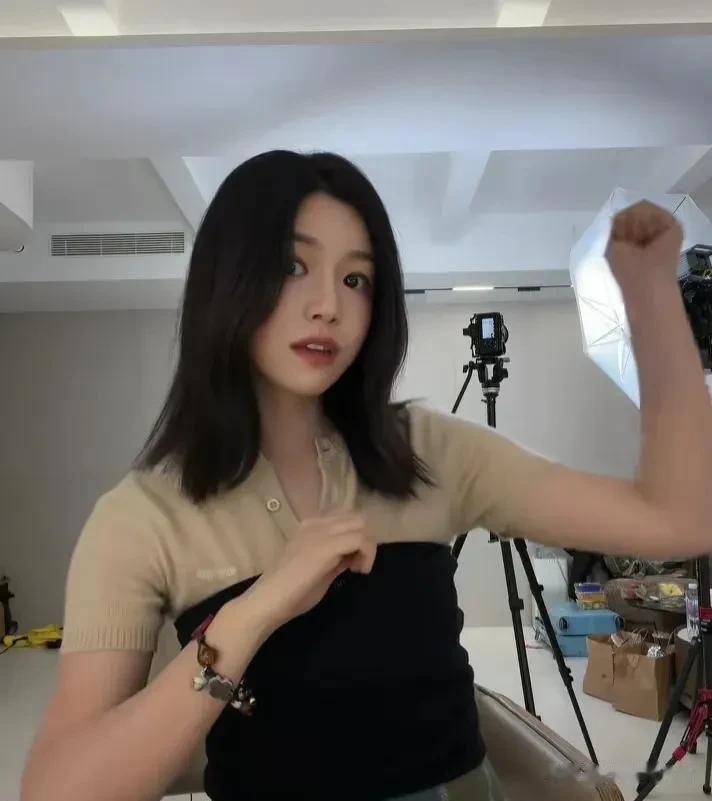 42岁离婚后更辣？陈妍希杀疯了，她的腰臀比和少女感谁看了不迷糊