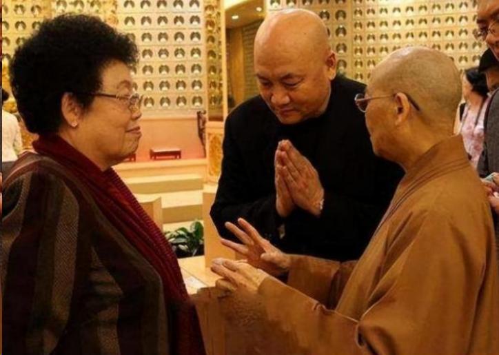 遁入空门？迟重瑞寺庙诵经，送妻后被曝皈依，百亿遗产说扔就扔