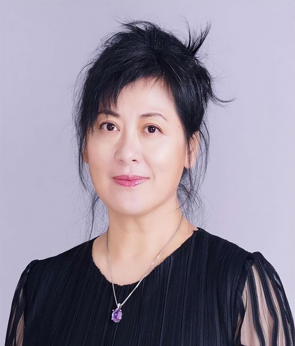 如今57岁隐居上海的夏菁，守着上影团长老公28年，一家四口很幸福